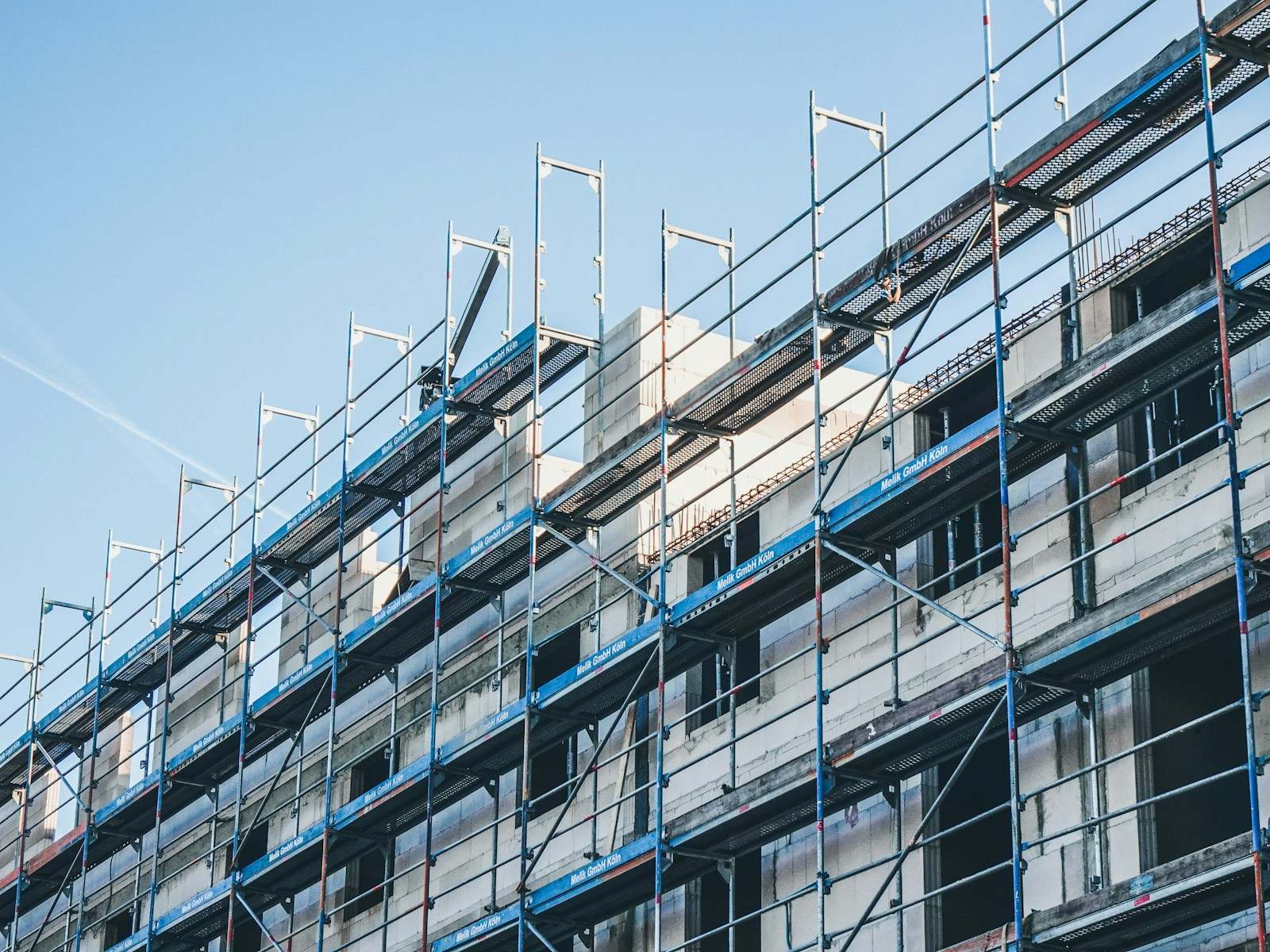 Stelling tegen een gebouw met meerdere verdiepingen tijdens gevelwerken